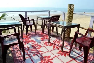 Бенаулим: Pele's Windsong Wood Cottage on the beach