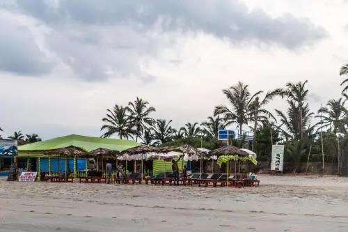 Бенаулим: Pele's Windsong Wood Cottage on the beach