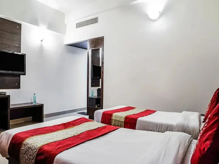 Агра: Madhu Resorts