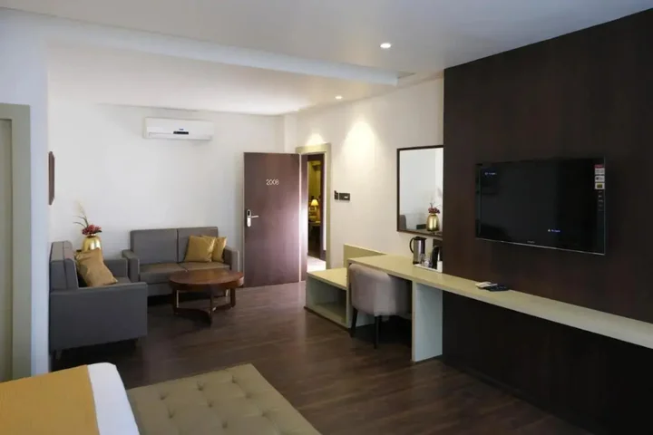 Кота: The Wallflower Hotel