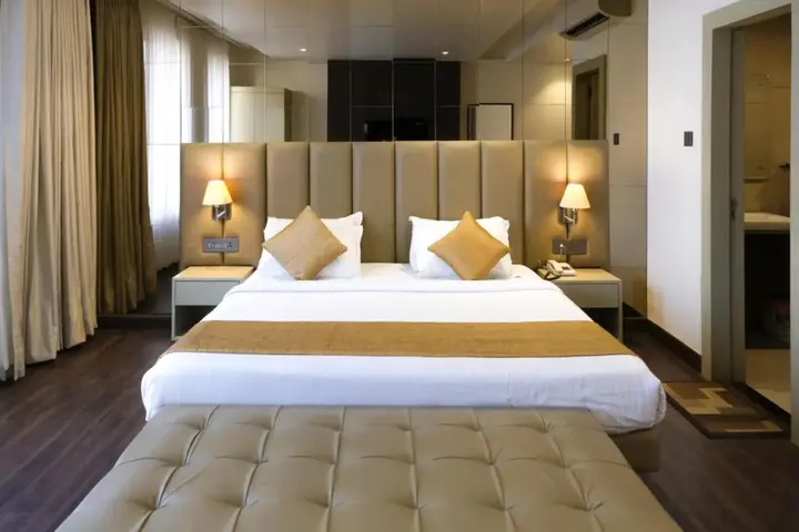 Кота: The Wallflower Hotel
