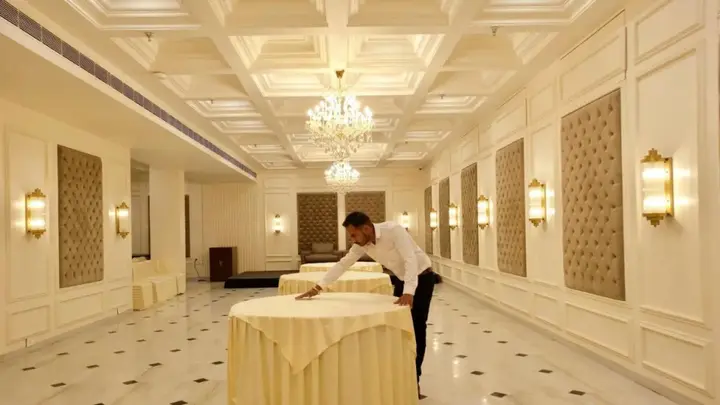Кота: The Wallflower Hotel