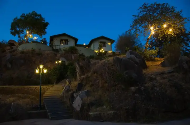 Гора Абу: The Colonial Manek Manor