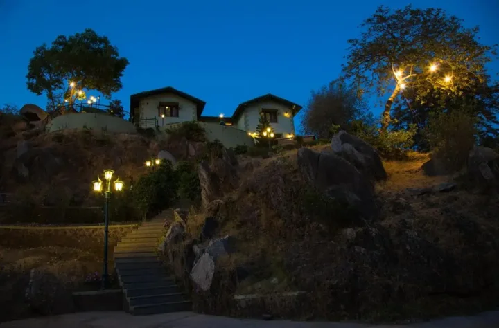 Гора Абу: The Colonial Manek Manor