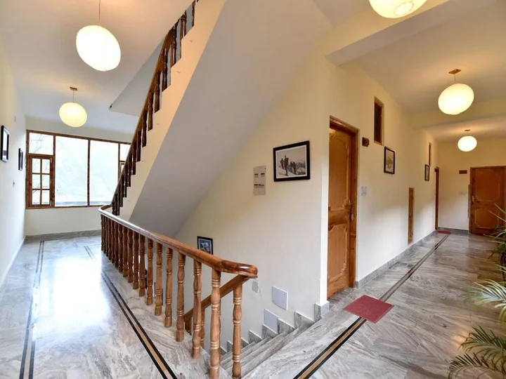 Манали: The Manali Lodge