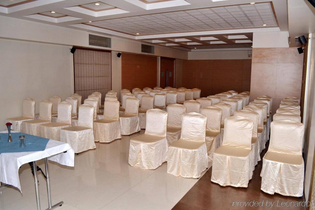 Пимпри-Чинчвад: 7 Apple Hotel Pimpri Pune