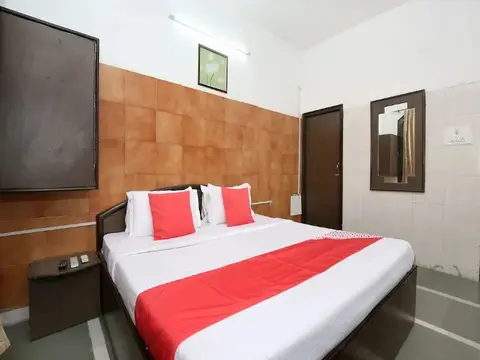 Амритсар: The Red Hotel