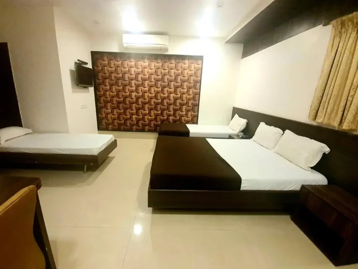 Тхане: Hotel Shambuji