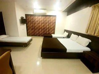 Тхане: Hotel Shambuji