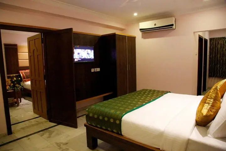Пунди: Poppys S.E.T Residency Kumbakonam.