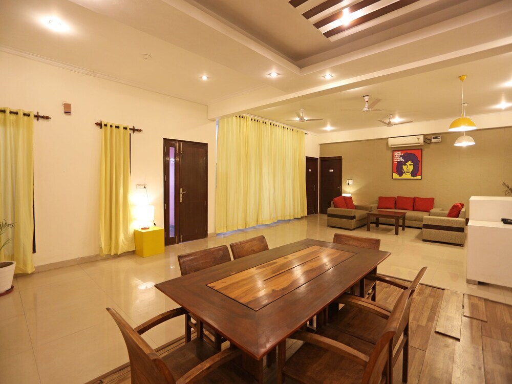 Нойда: OYO Flagship Noida Expressway NSEZ