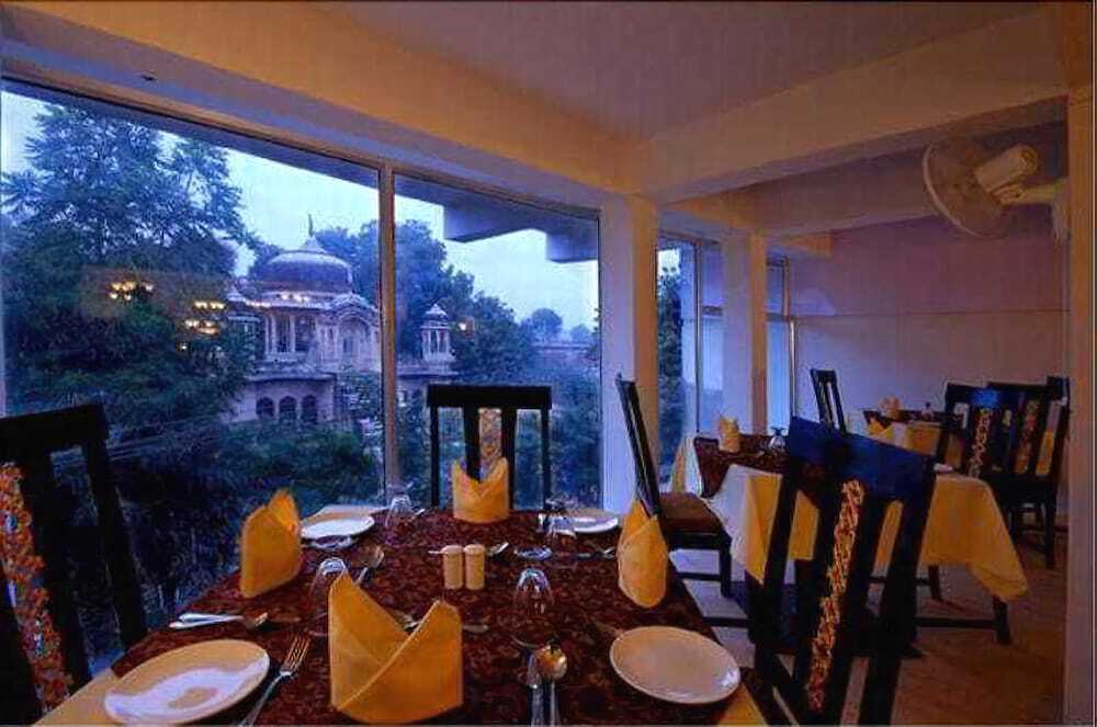 Навалгарх: The Grand Haveli and Resort