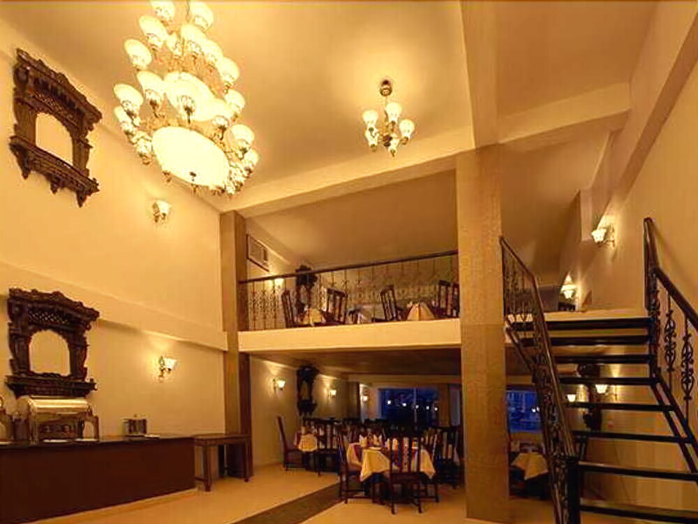 Навалгарх: The Grand Haveli and Resort