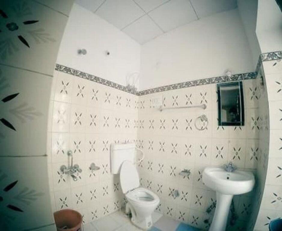 Хундер: Galaxy Guest House