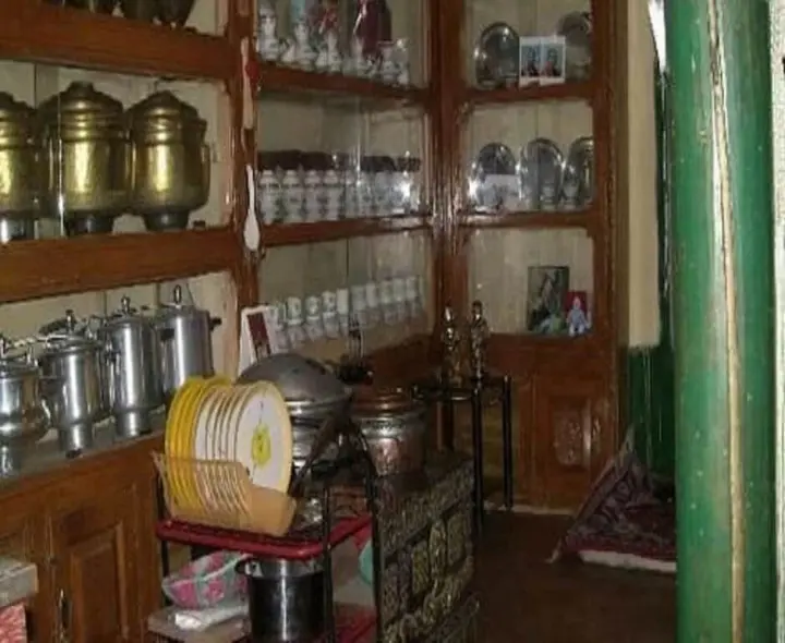Хундер: Galaxy Guest House