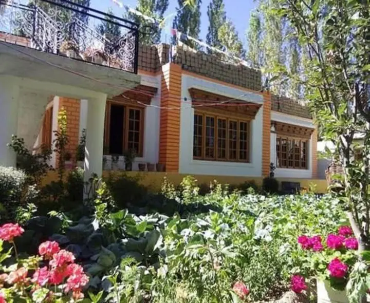 Хундер: Galaxy Guest House