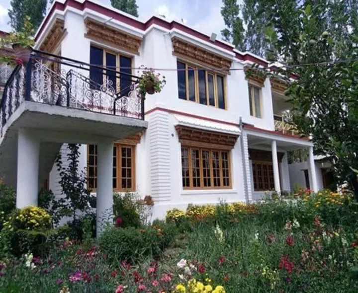 Хундер: Galaxy Guest House