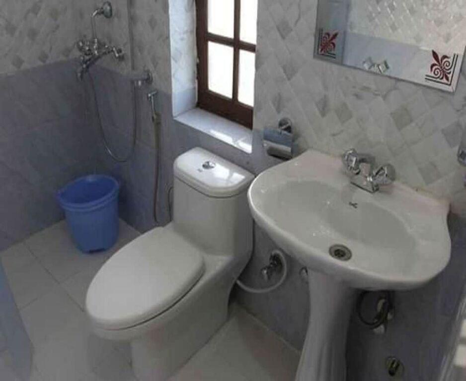 Хундер: Galaxy Guest House