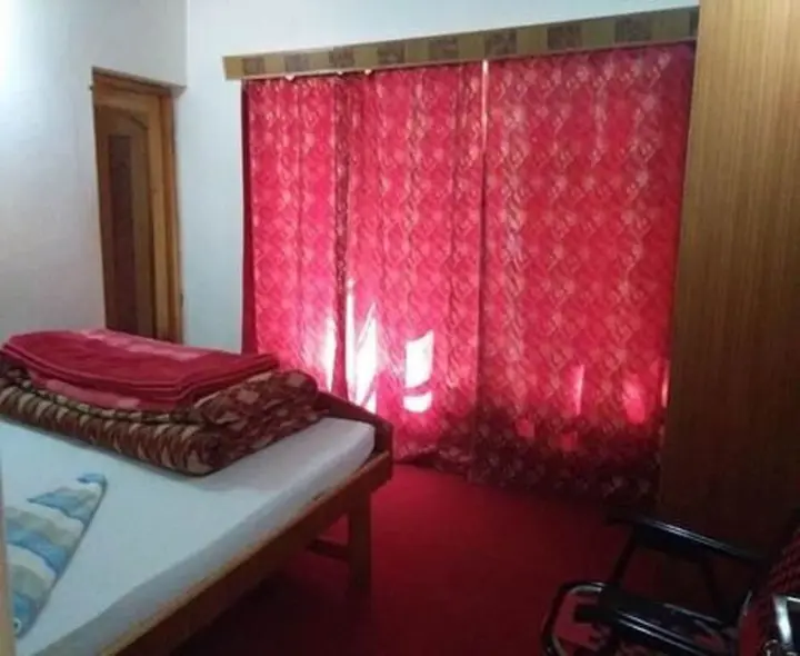 Хундер: Galaxy Guest House