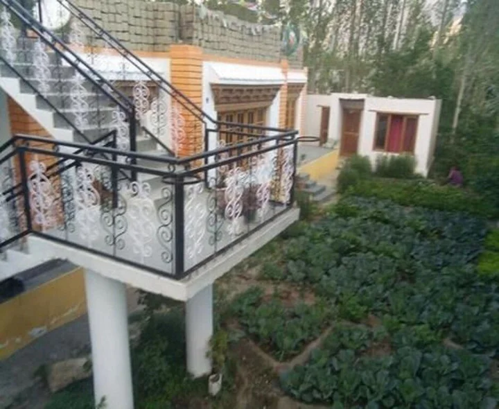 Хундер: Galaxy Guest House