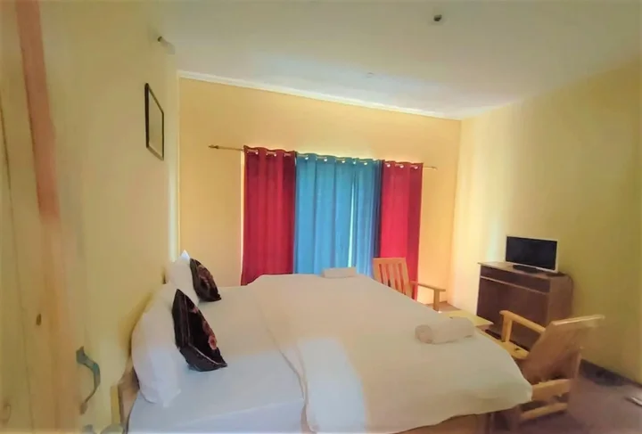 Хундер: Galaxy Guest House