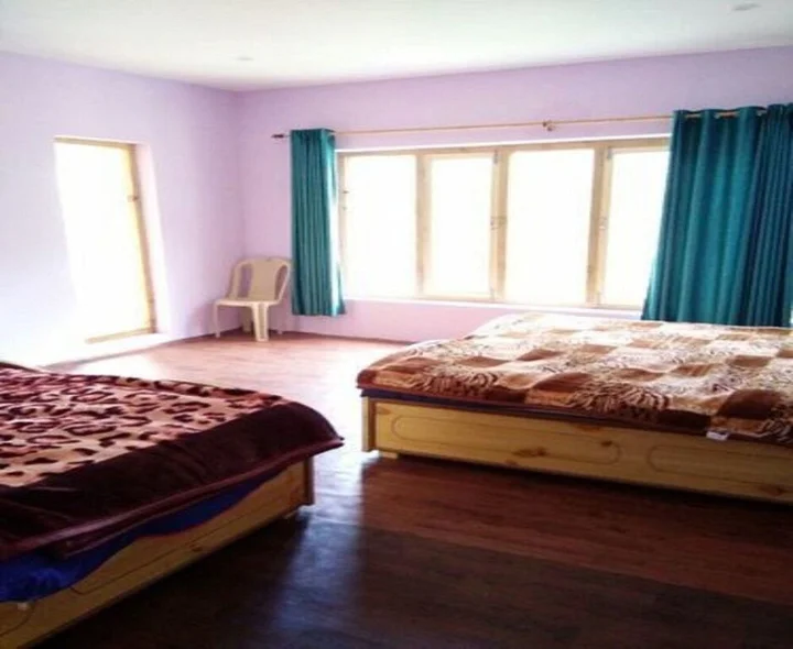 Хундер: Galaxy Guest House