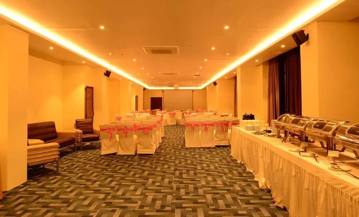 Гувахати: Hotel Shoolin Grand