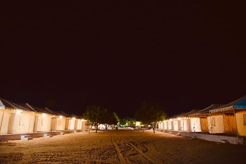 Джайсалмер: Dunes Desert Safari and Camps