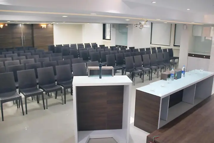 Солапур: Saiprasad Executive