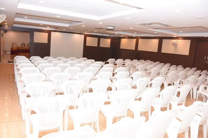Эроде: Hotel Varshan International