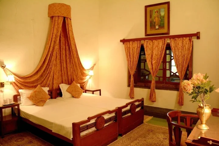 Караули: Bhanwar Vilas Palace