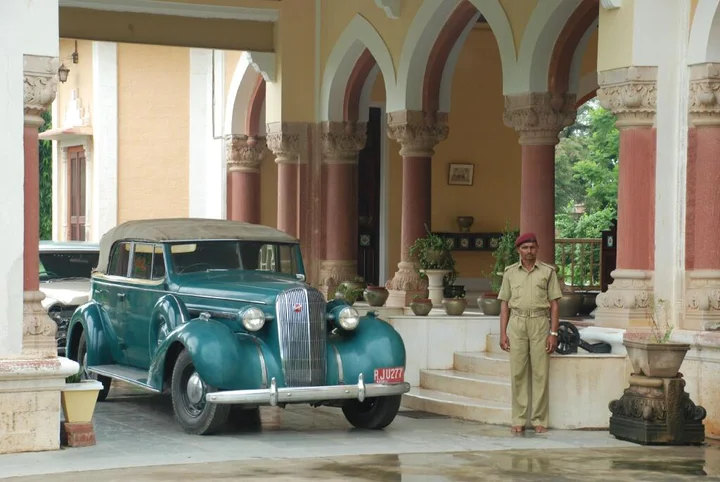 Караули: Bhanwar Vilas Palace