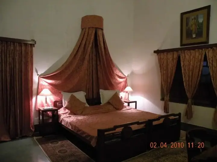 Караули: Bhanwar Vilas Palace