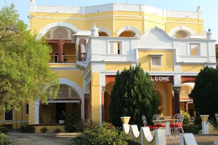 Караули: Bhanwar Vilas Palace