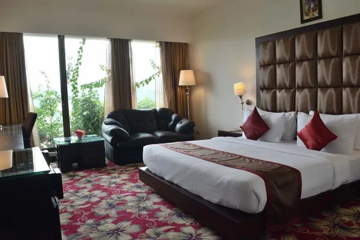 Гувахати: The Lily Hotel