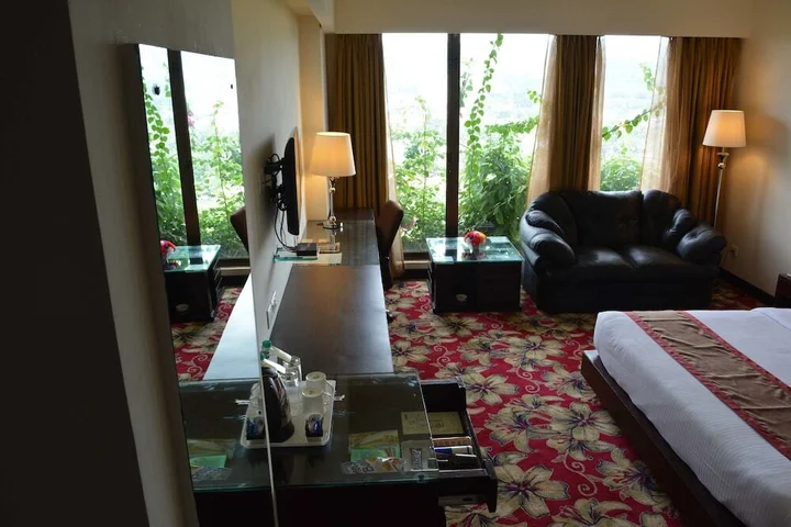 Гувахати: The Lily Hotel