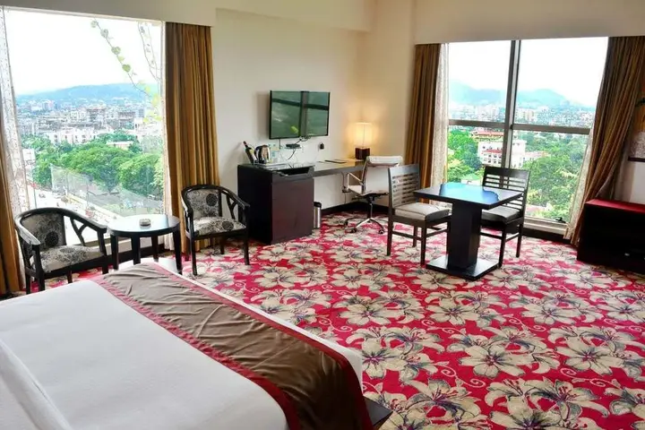 Гувахати: The Lily Hotel