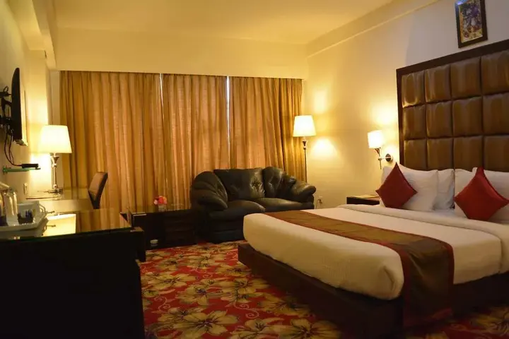 Гувахати: The Lily Hotel
