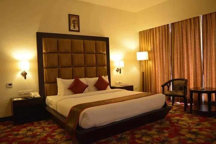 Гувахати: The Lily Hotel