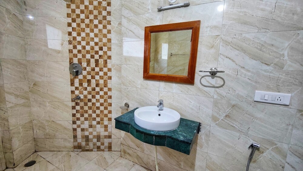 Казаули: Neel Giri Resort