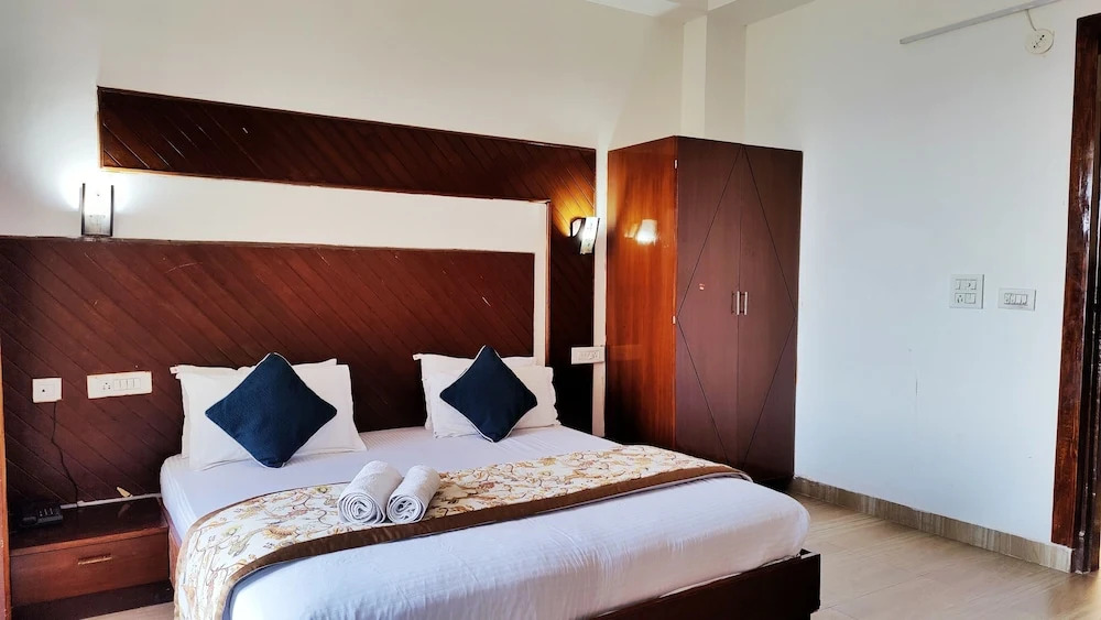 Казаули: Neel Giri Resort