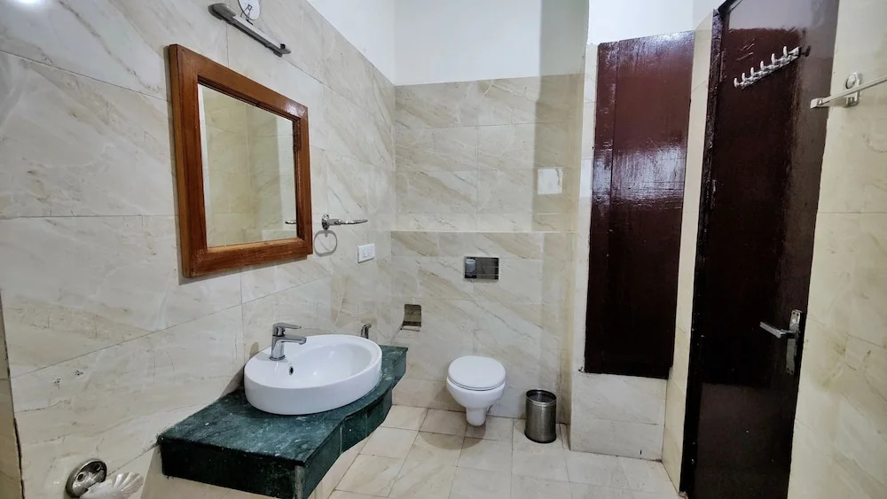 Казаули: Neel Giri Resort