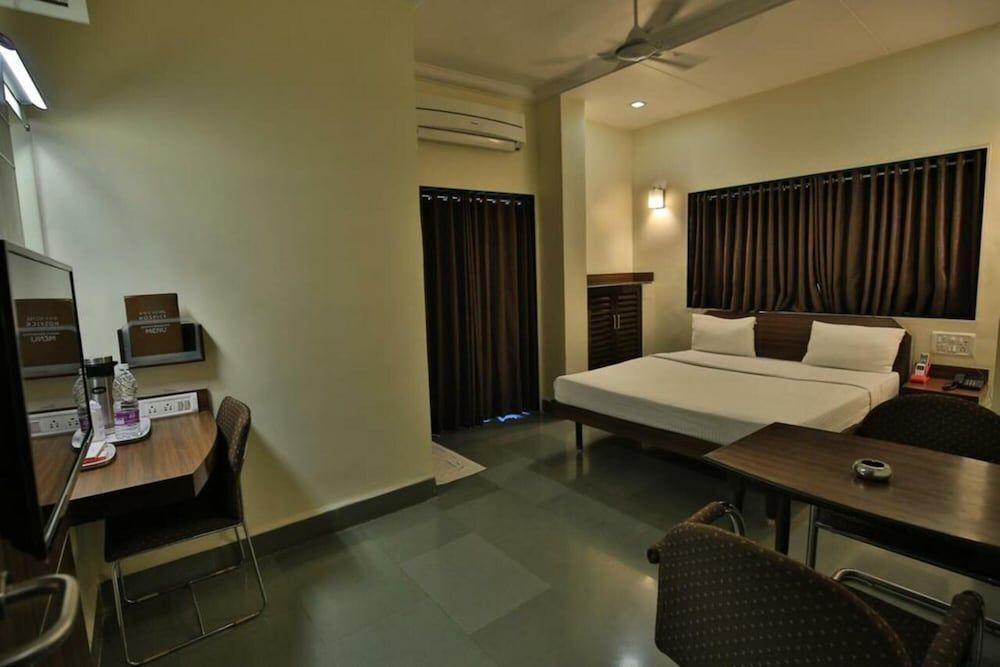Сурат: STARiHOTELS Railway Station Surat