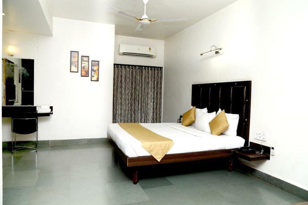 Сурат: STARiHOTELS Railway Station Surat