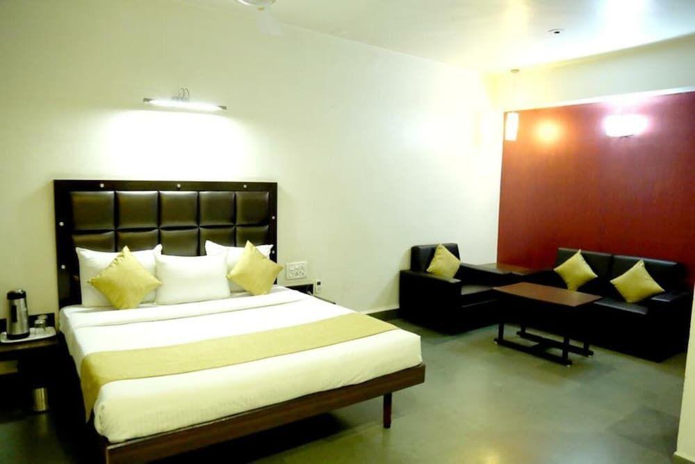Сурат: STARiHOTELS Railway Station Surat