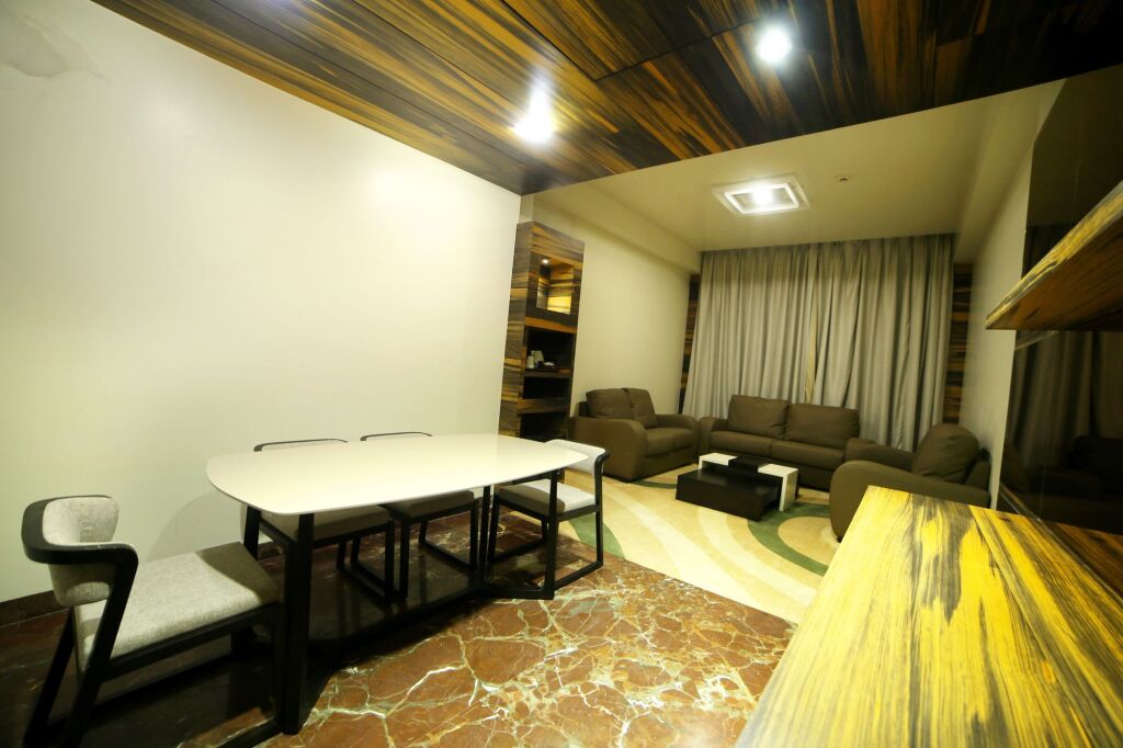 Лакхнау: Golden Blossom Imperial Resorts