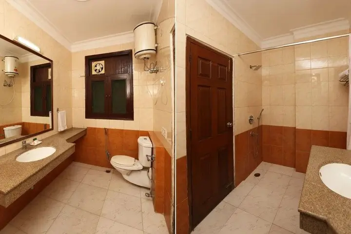 Гуруграм: OYO 8535 Hotel Mayarch