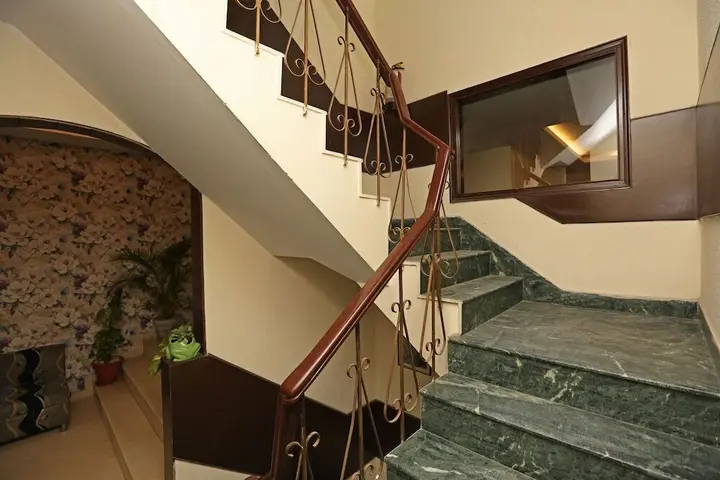 Гуруграм: OYO 8535 Hotel Mayarch