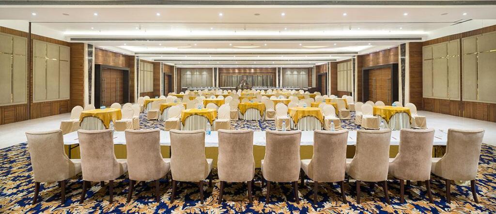 Лудхиана: NIRVANA Hotel I Banquets I Club