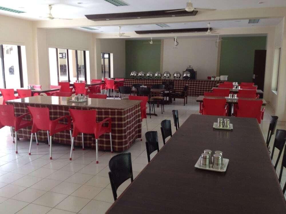 Киим: Elysium Resort Alibaug